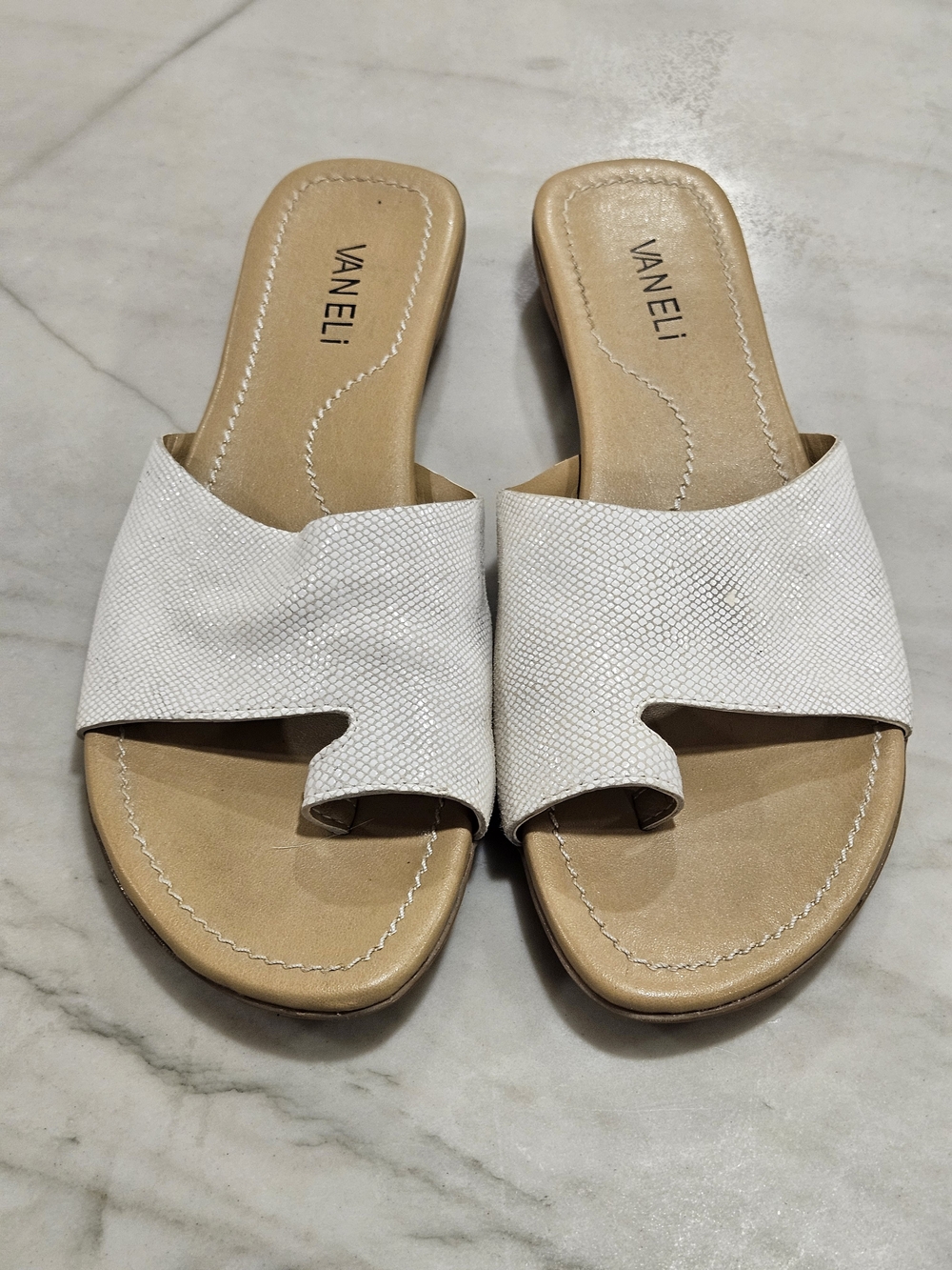 Vaneli Tallis White Textured Asymmetric Toe-Loop Slide Sandals 9N